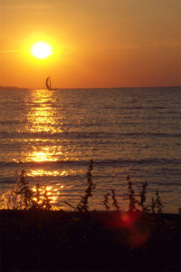 Sonnenuntergang an der Ostsee Leise fährt das Segelboot